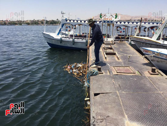 شباب الأقصر يواصلون حملات تنظيف نهر النيل من مخلفات المراكب والبواخر