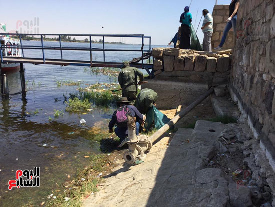 رجال النظافة بالاقصر يشاركون بحملات تنظيف نهر النيل