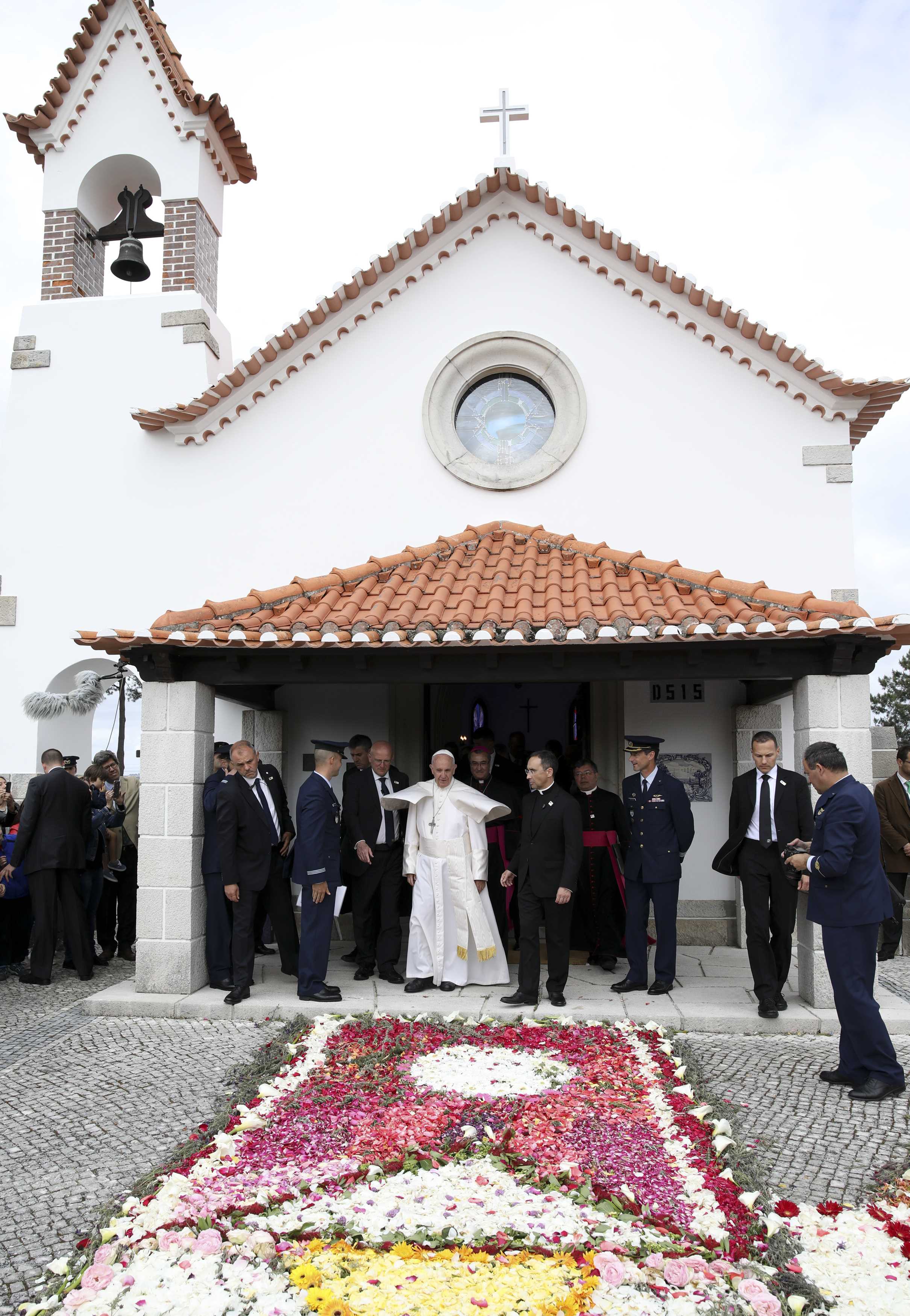 البابا فرانسيس يصل الكنيسة البرتغالية