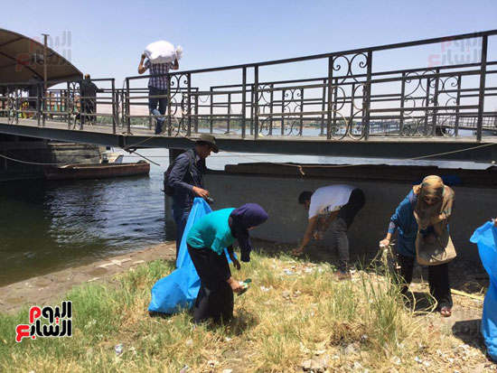 شباب وفتيات الاقصر يشاركون في تنظيف النيل