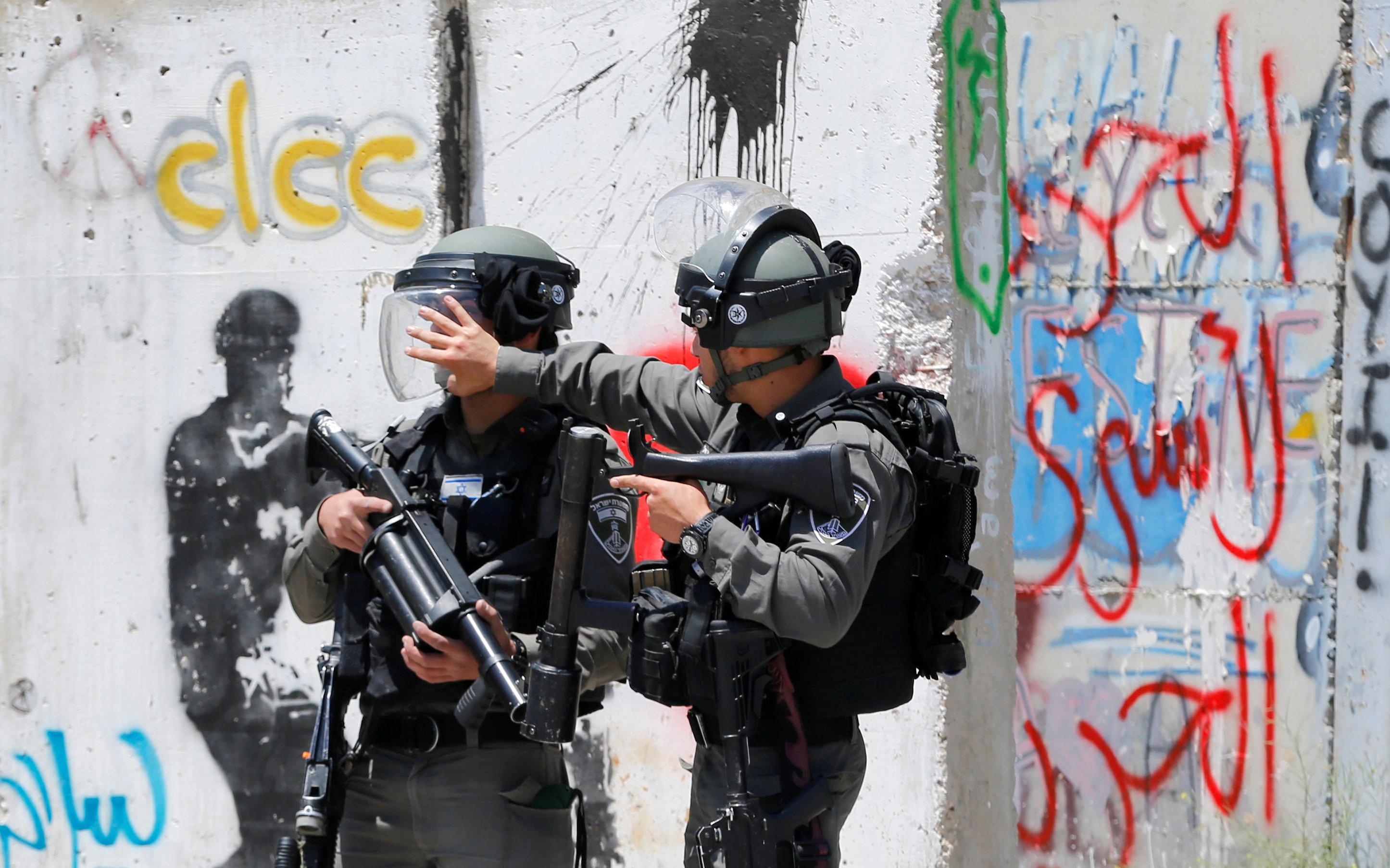 جنود الاحتلال الإسرائيلى يوجهون أسلحتهم تجاة صدور الفلسطينين
