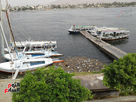نهر النيل يشكو الإهمال واتشار القمامة