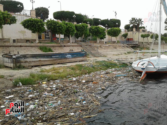 مخلفات المراكب والبواخر السياحية تدمر جمال نهر النيل