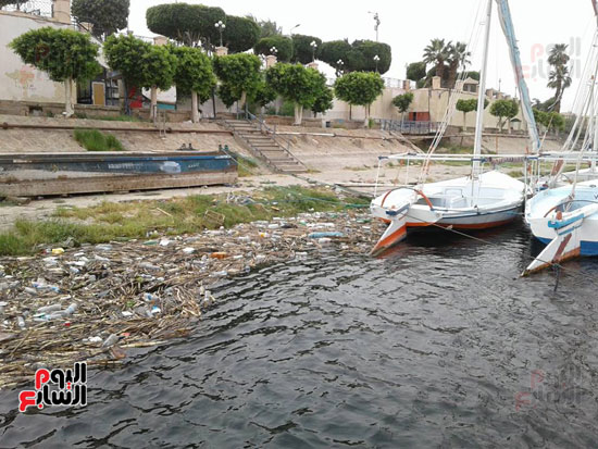 القمامة والمخلفات تحاصر السياح في ضفتي النيل بالاقصر