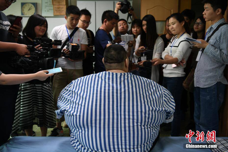 أضخم شاب صينى خلال لقاءه وسائل الاعلام