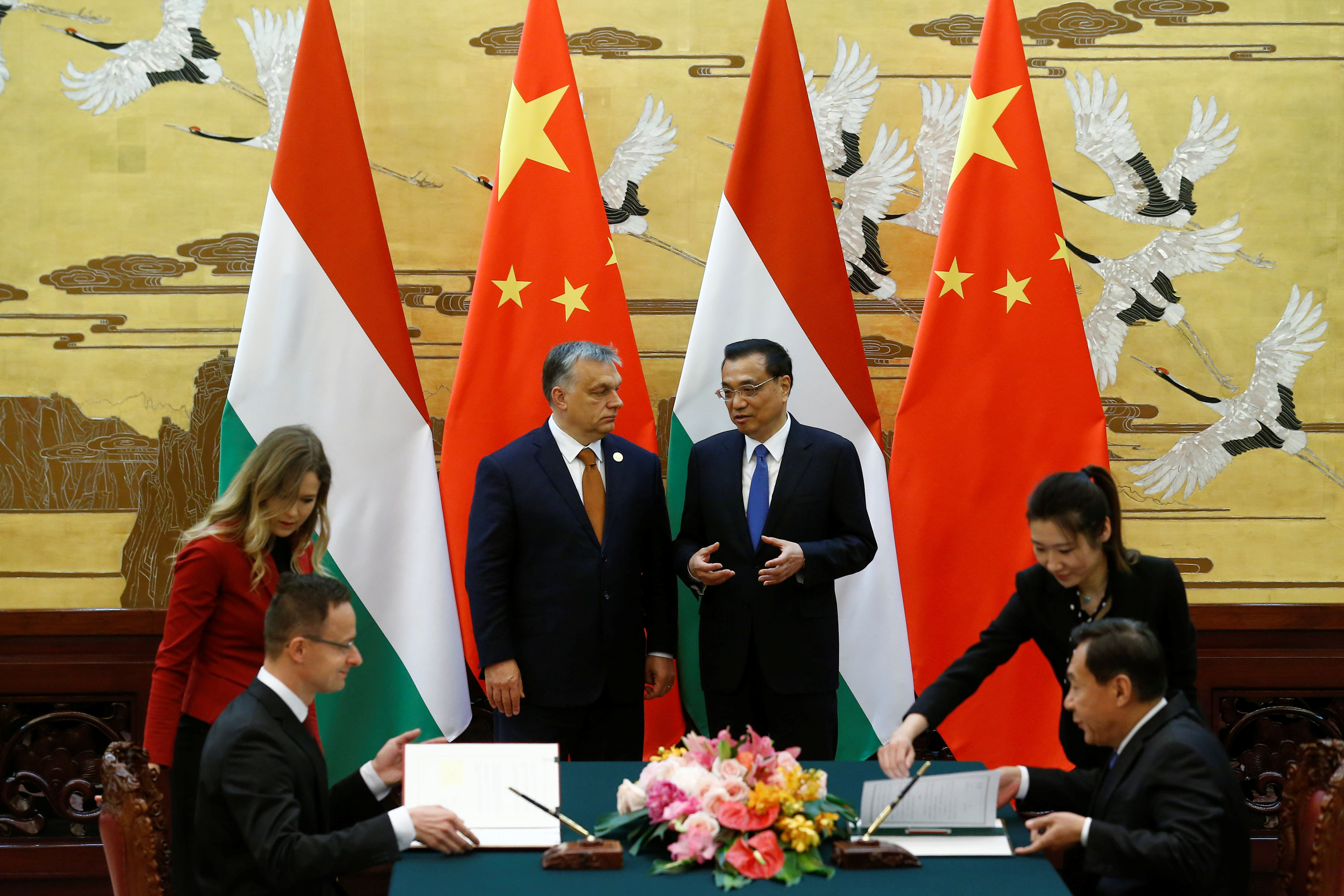 رئيس مجلس الدولة الصينى ورئيس وزراء المجر يشهدان توقيع بين البلدين