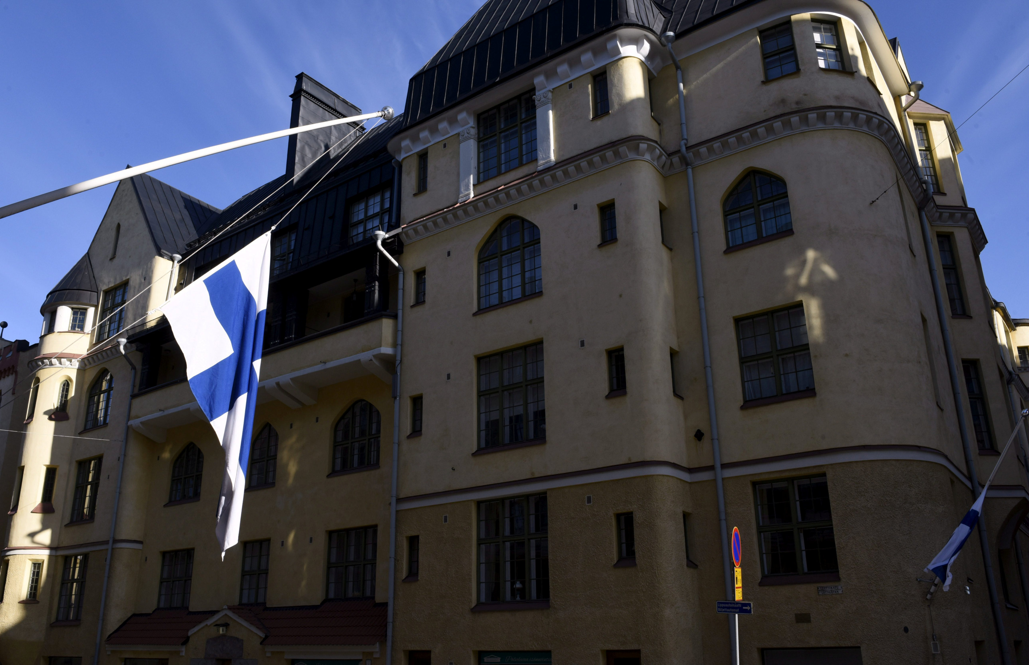 تنكيس علم فنلندا لمنتصف الصارى حدادا على رحيل رئيسها السابق