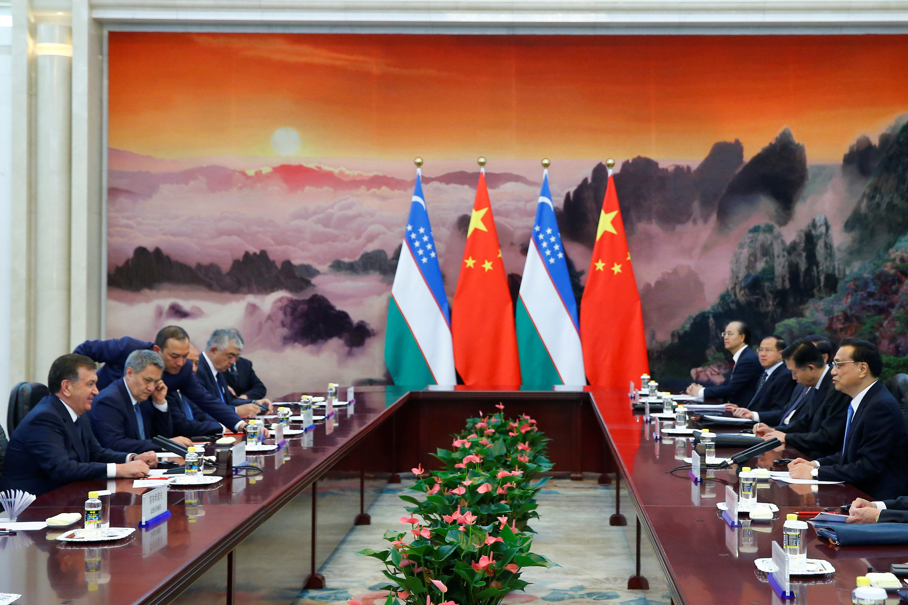 رئيس مجلس الدولة الصينى والرئيس الأوزبكى يحضران اجتماعا مشتركا