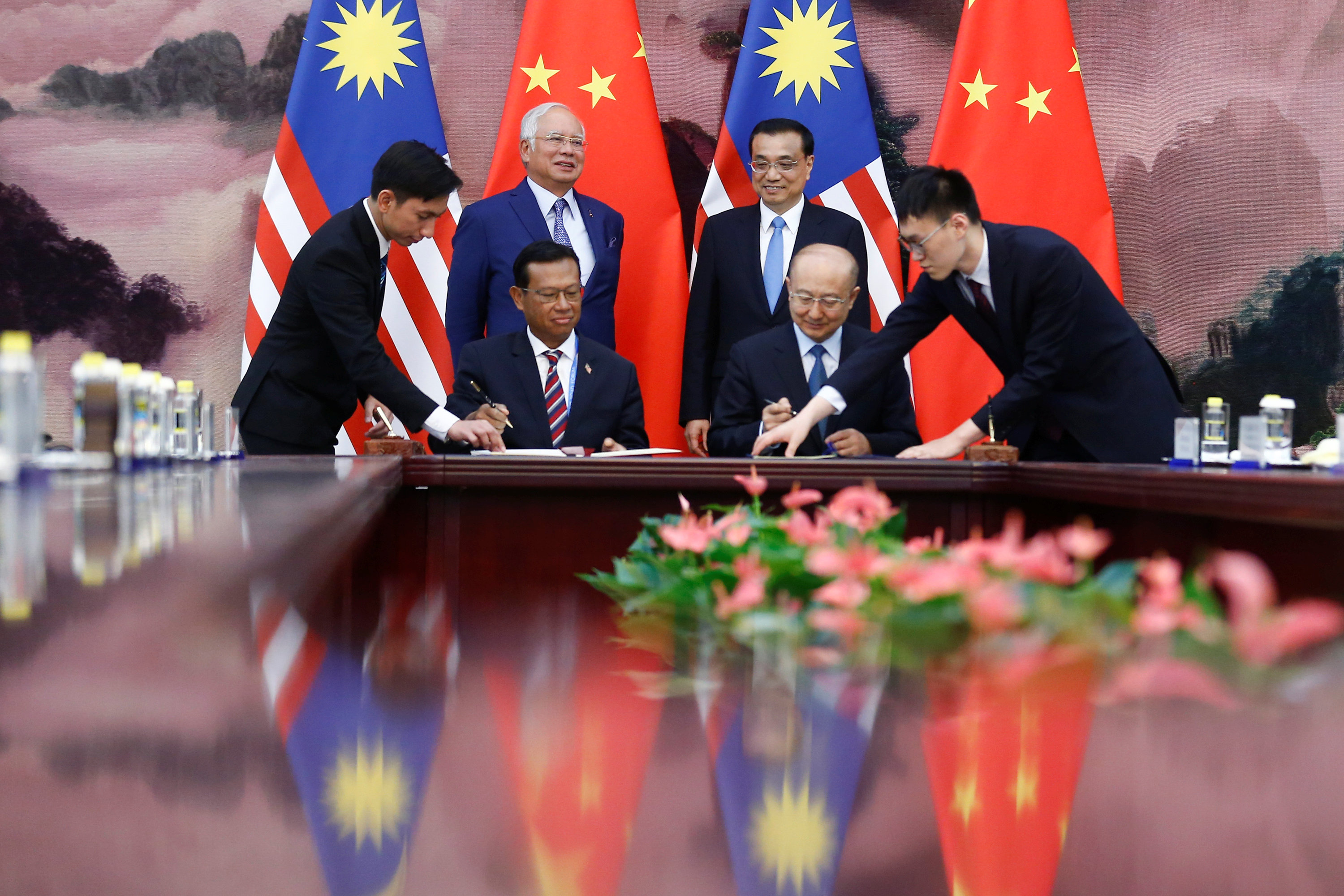 رئيس مجلس الدولة الصينى ورئيس الوزراء الماليزى يشهدان توقيع بين البلدين