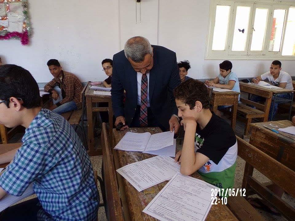 سامى حمودة سكرتير عام محافظة دمياط داخل احدى لجان الامتحانات - Copy