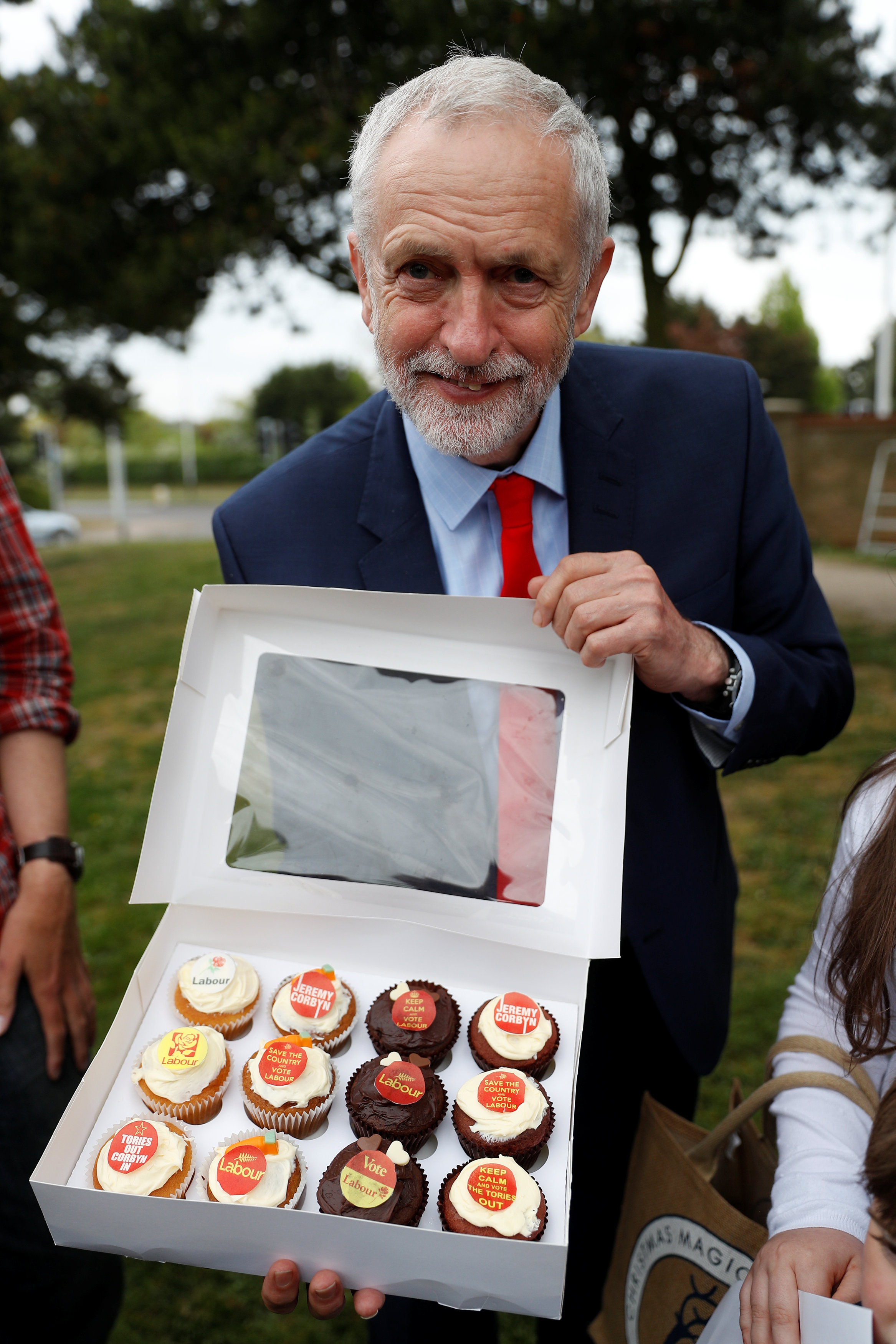 زعيم حزب العمل البريطانى يوزع الحلوى على أعضاء الحزب