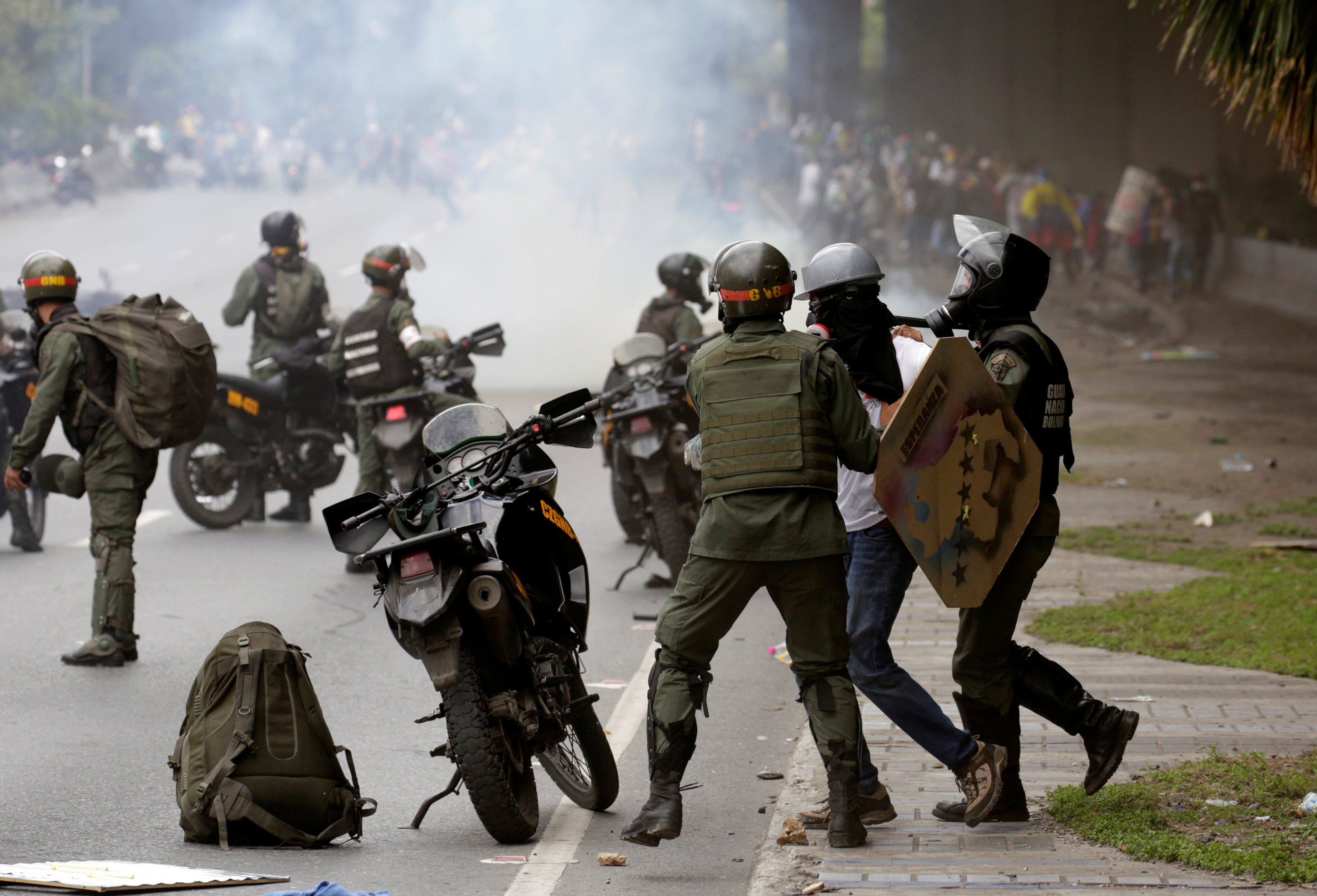 الشرطة الفنزويلية تطلق الغاز وتعتقل شخص