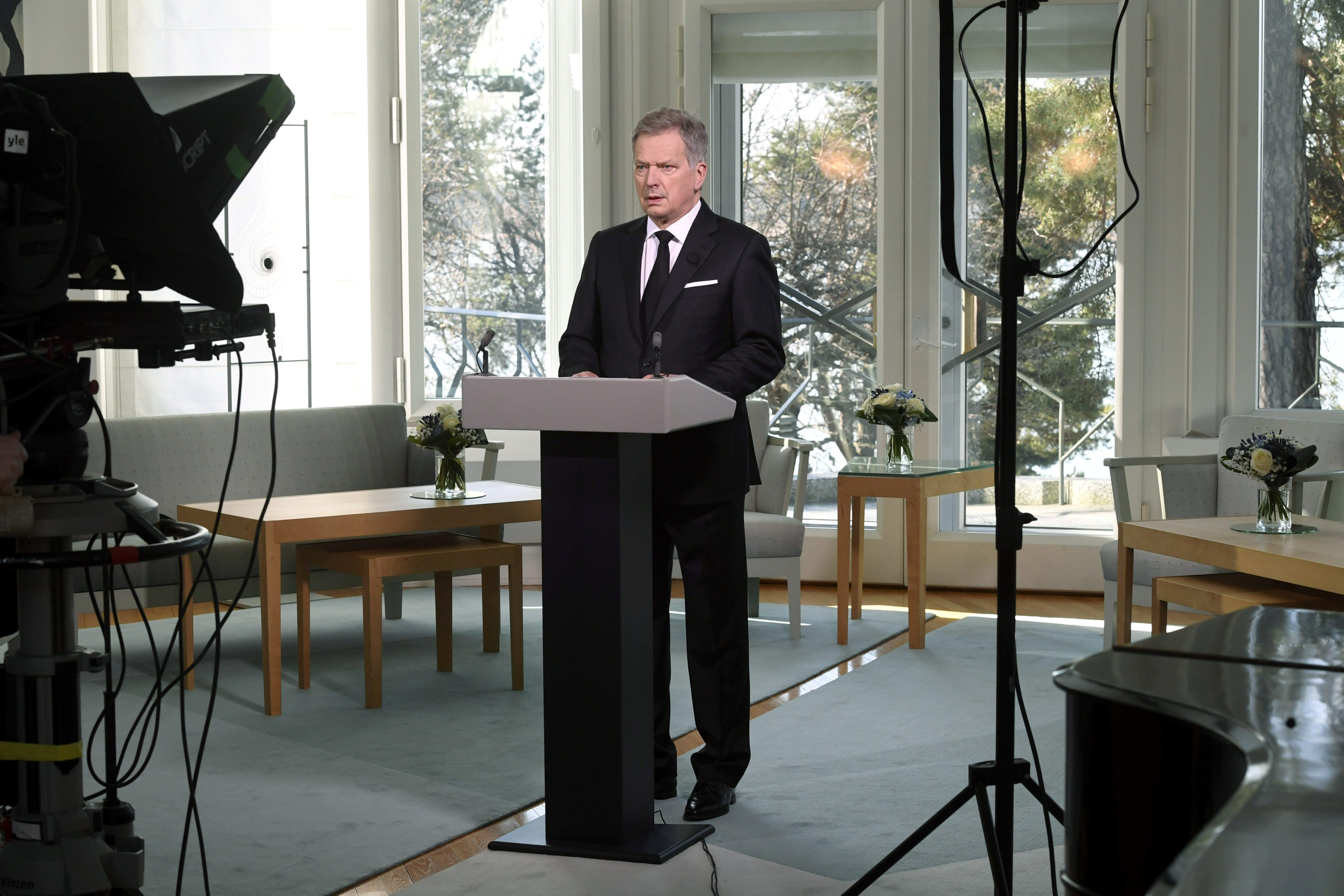 رئيس فنلندا الحالى يستعد لإلقاء خطاب بمناسبة رحيل ماونو كوفيستو