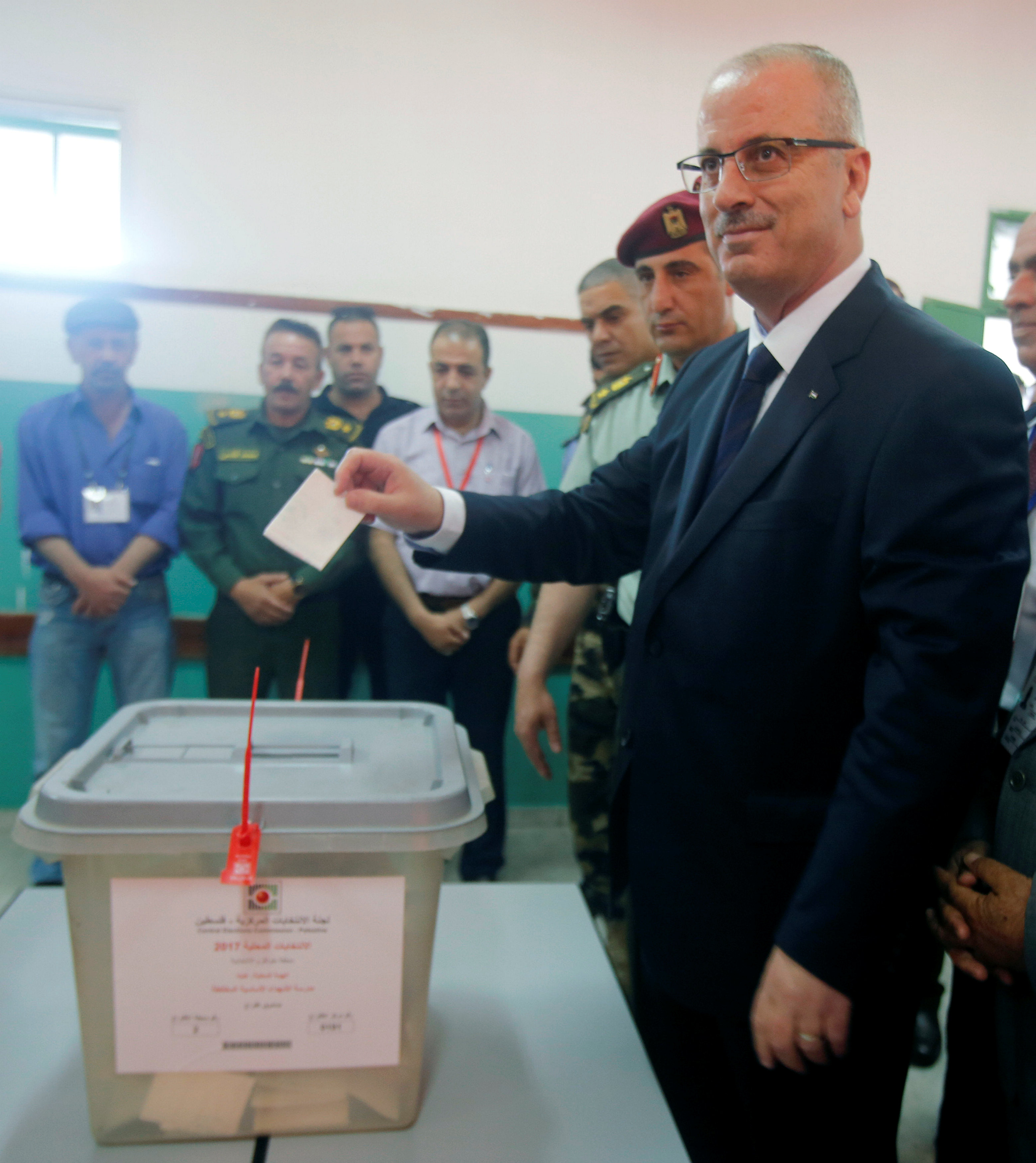 رئيس الوزراء الفلسطينى يضع ورقة الانتخاب بصندوق الاقتراع