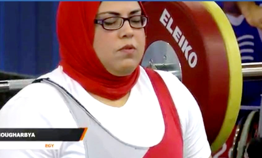 بطلة مصر خلال استعدادها لرفع الأثقال بالبطولة