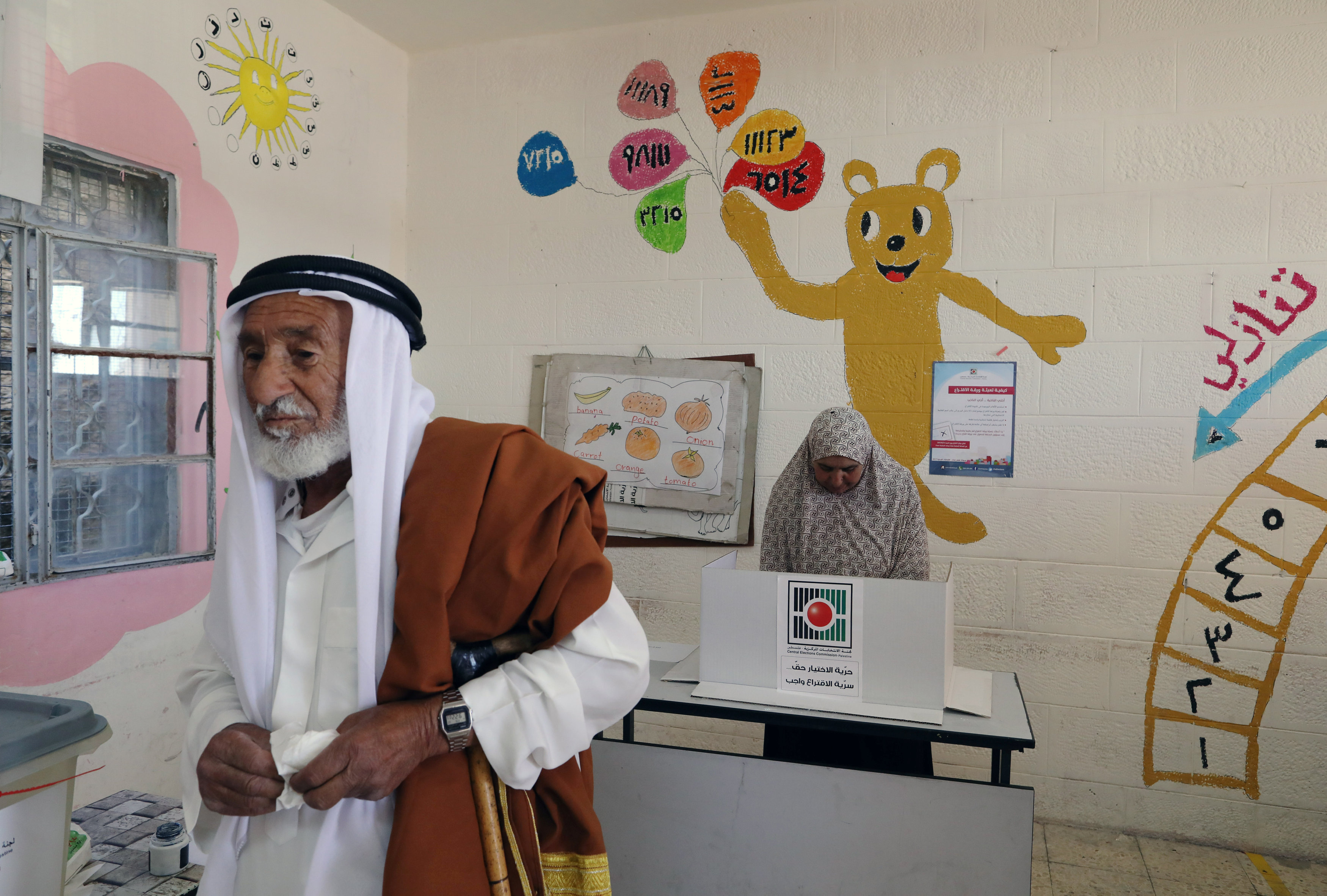 فلسطينيون داخل لجنة الانتخابات للإدلاء بأصواتهم