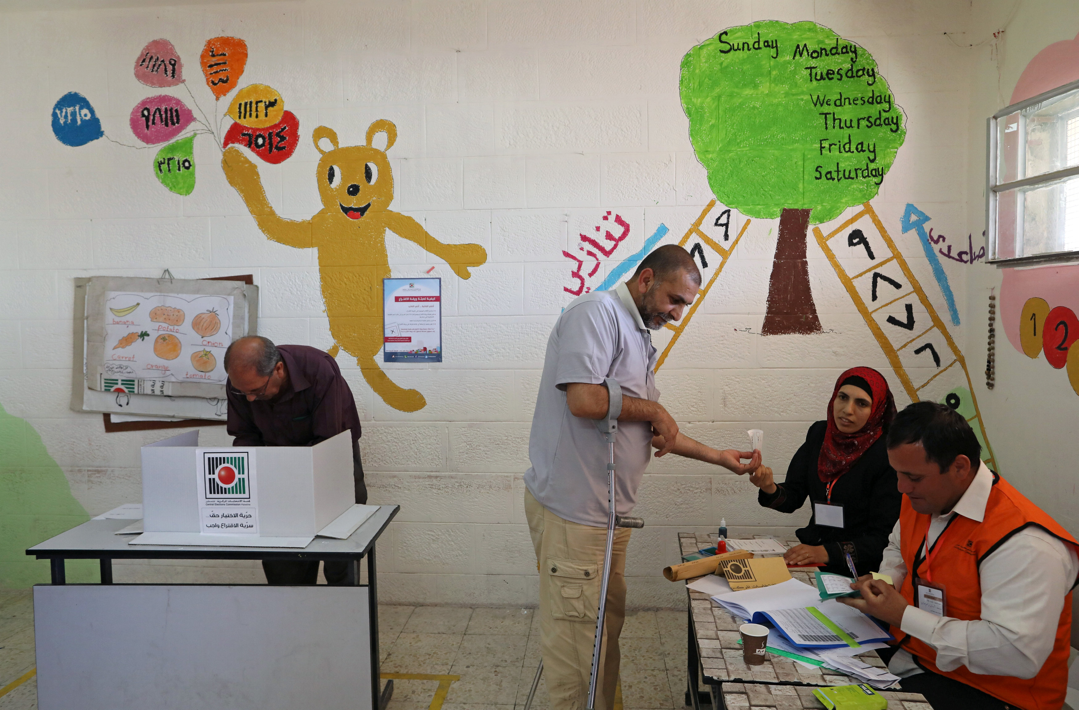 فلسطينيون يدلون بأصواتهم فى انتخابات الهيئات البلدية