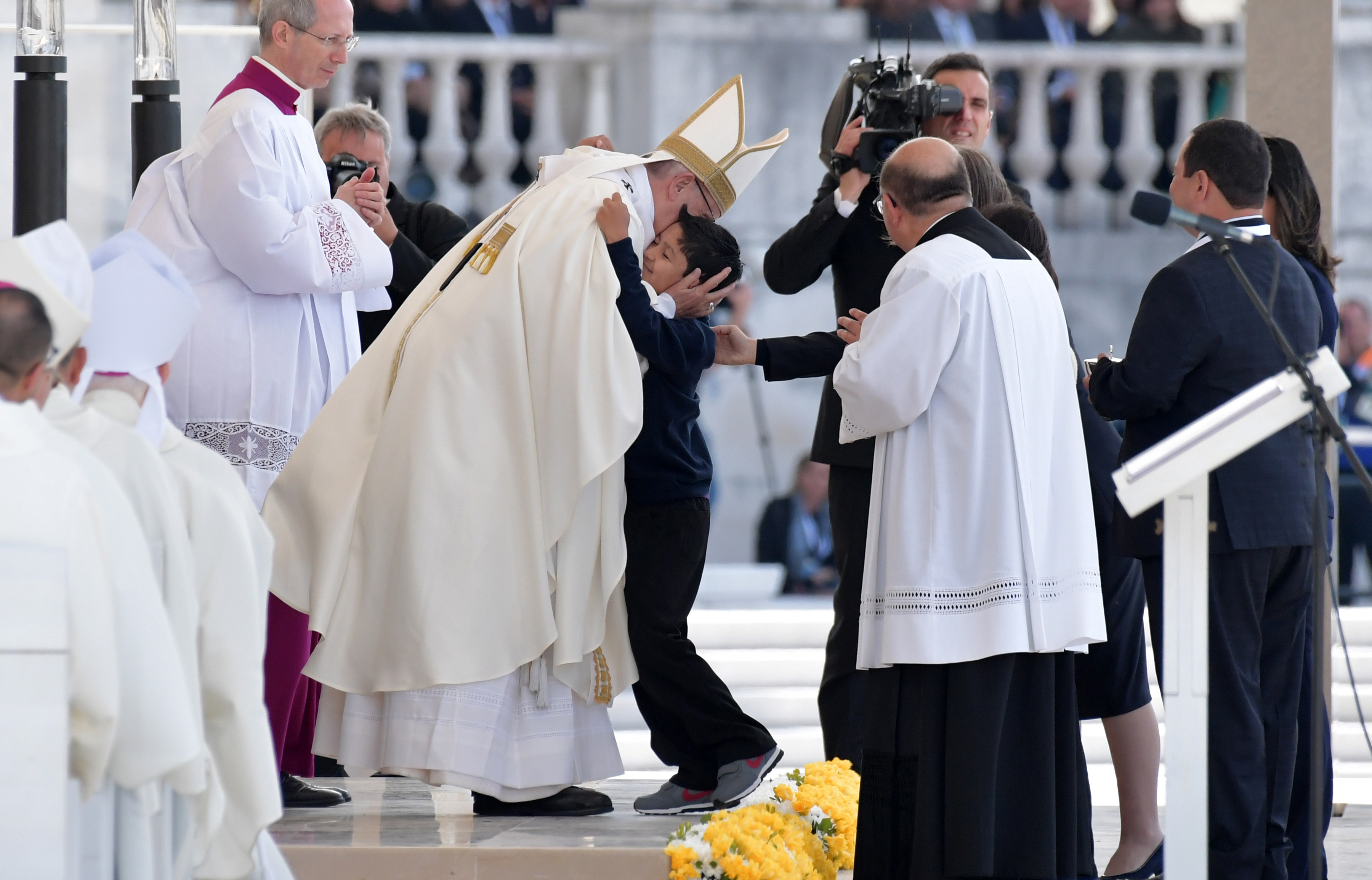 لحظات من الحب والود بين بابا الفاتيكان وطفل قبل القداس