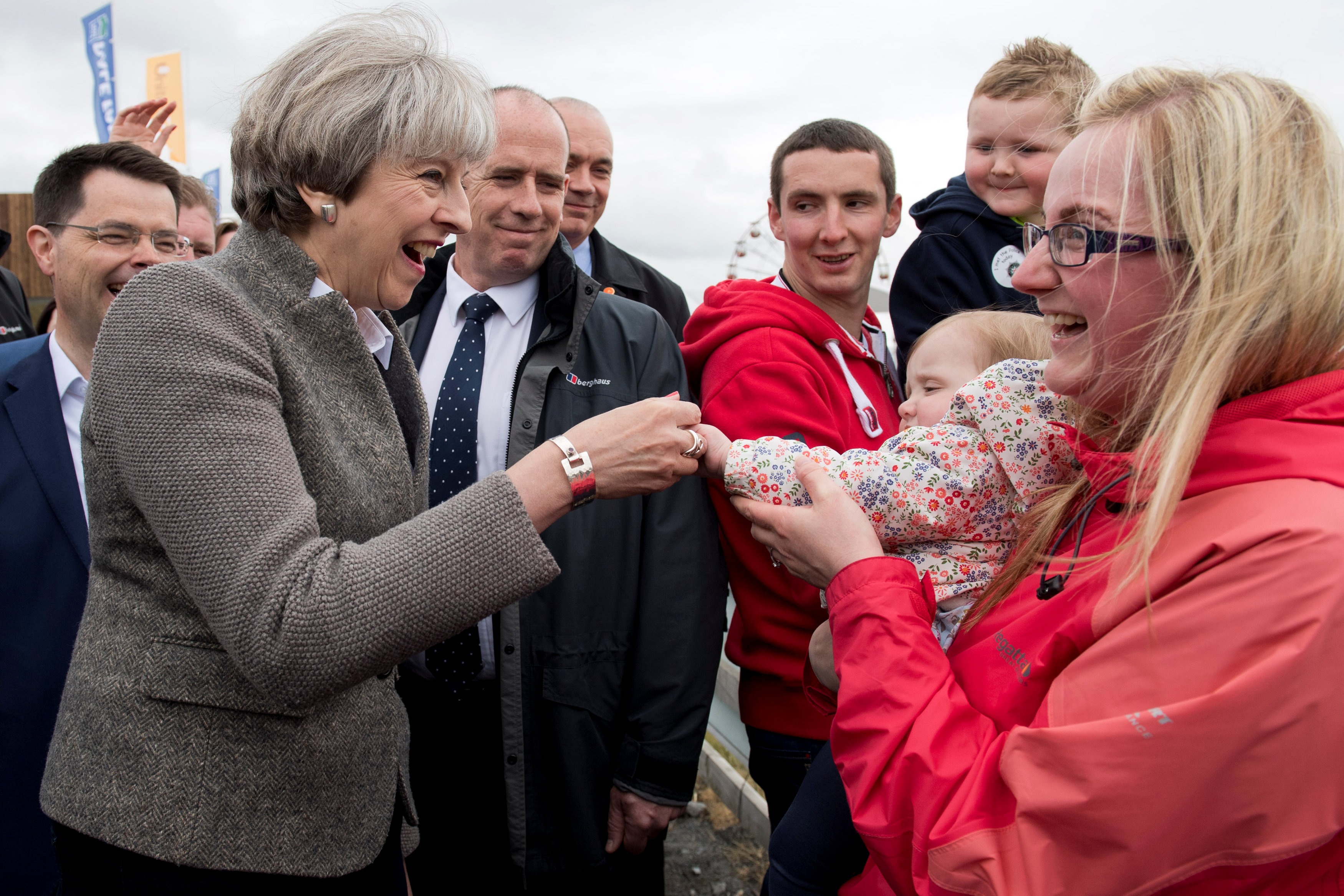 تريزا ماى تداعب طفل رضيع خلال زيارة ايرلندا الشمالية