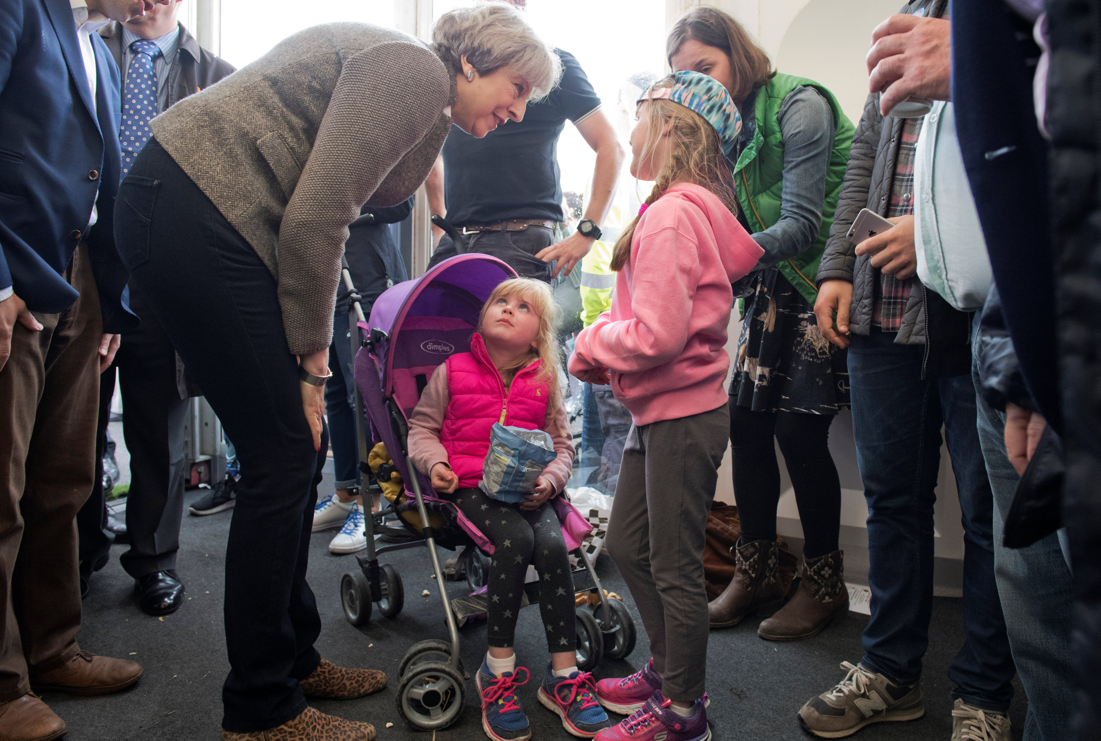 تريزا ماى تتحدث إلى الأطفال خلال زيارة ايرلندا الشمالية