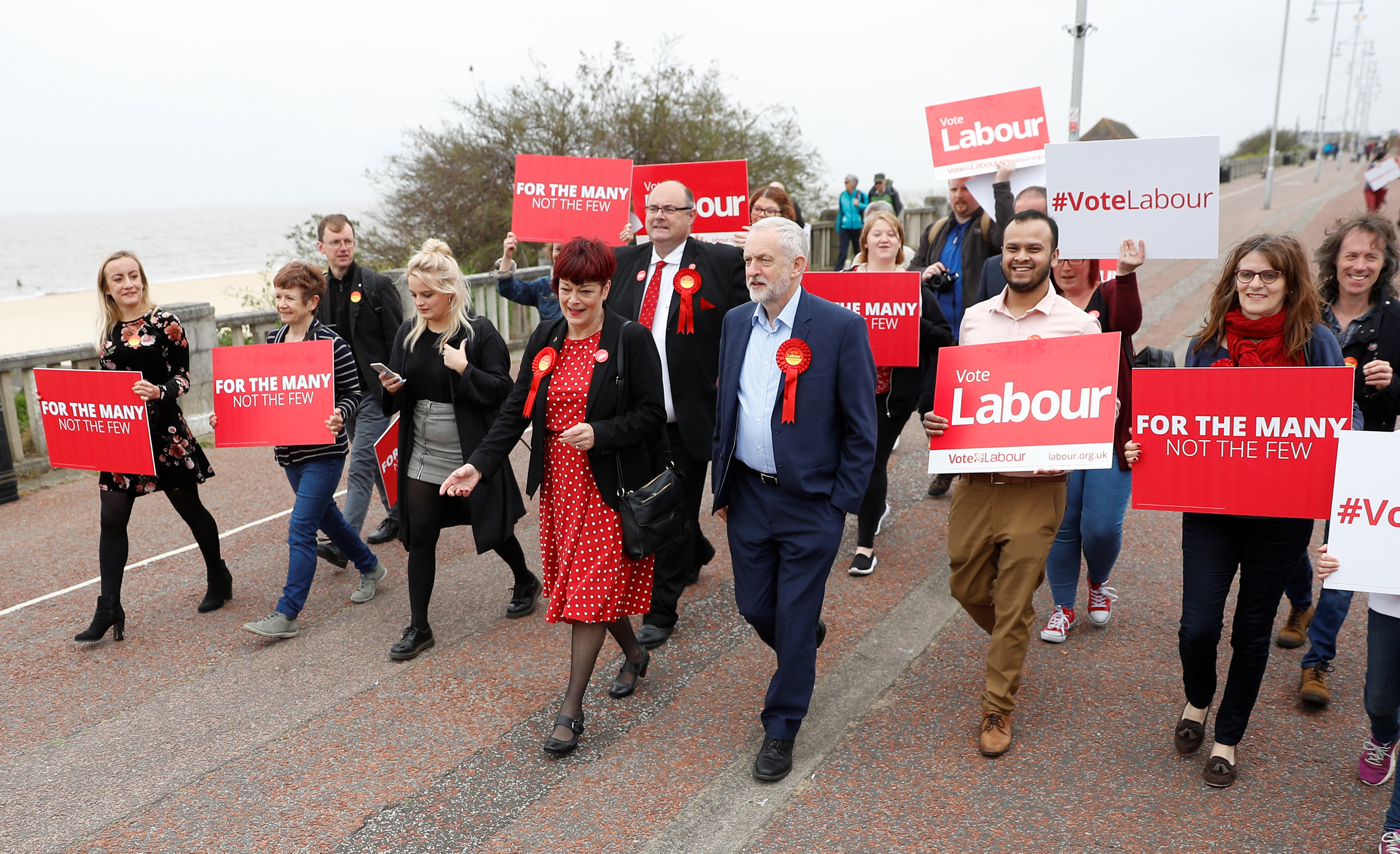 زعيم حزب العمل البريطانى ينطلق فى مسيرة وسط أنصاره