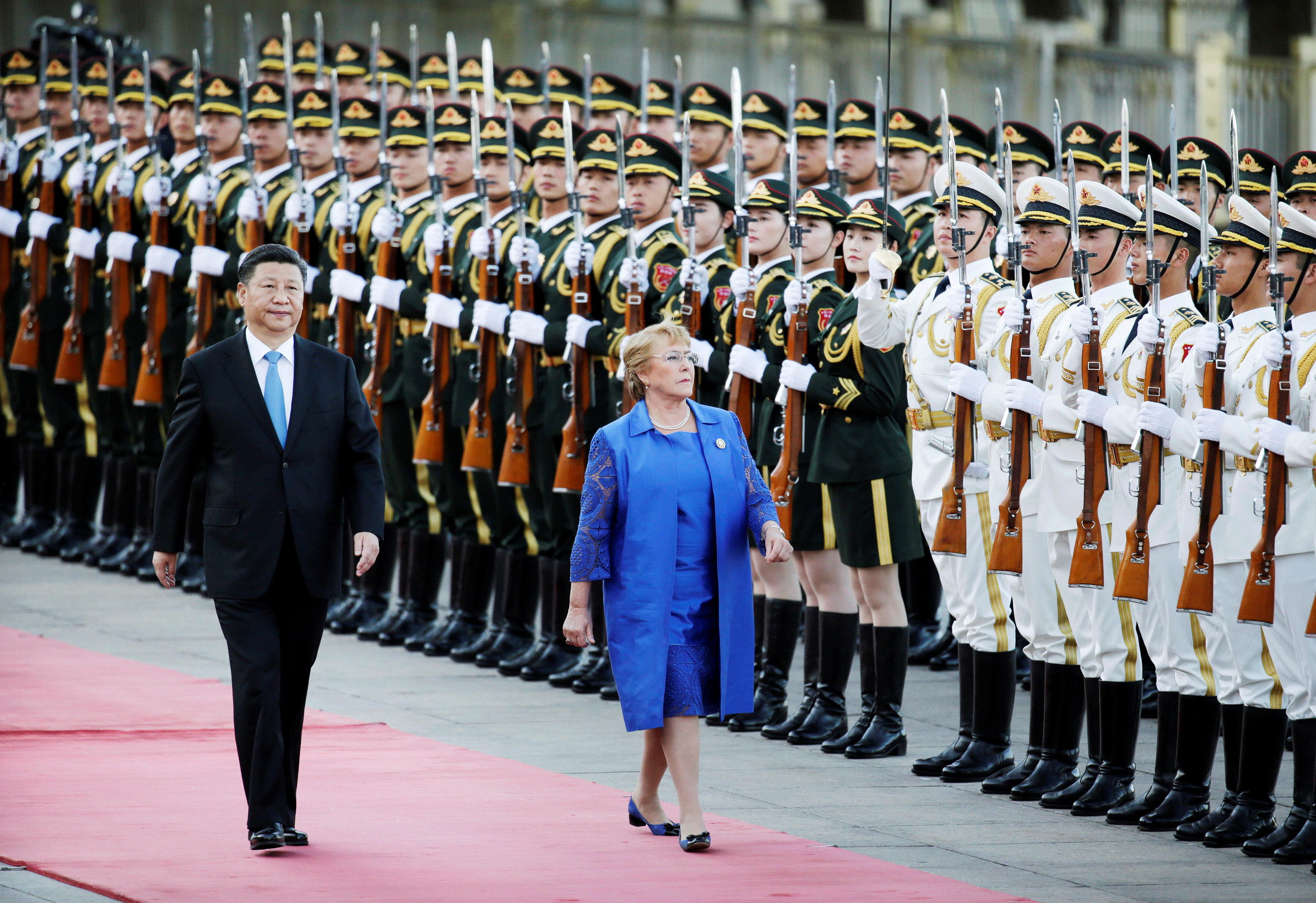 الرئيس الصينى ورئيسة تشيلى يستعرضان حرس الشرف فى بكين