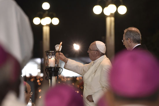 البابا فرنسيس يضيئ الشموع