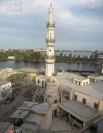 أحد المساجد الأثرية المطلة على نهر النيل