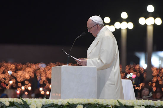 البابا فرنسيس يتحدث إلى الآلاف الذين وصلوا فى باحة مزار سيدة فاتيما