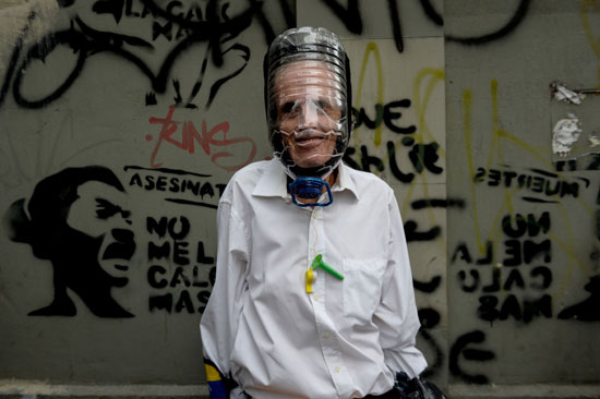 مسن يرتدى زجاجة للاختباء من الغاز المسيل للدموع