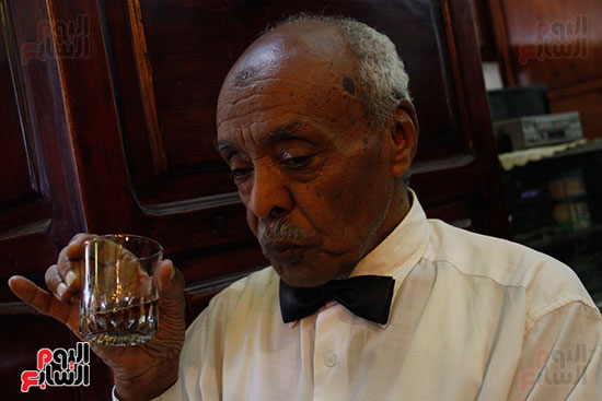 عم-فلفل-من-اقدم-العاملين-بمقهى-ريش-(2)