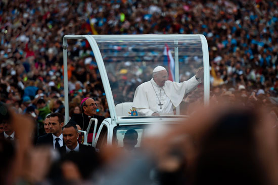 البابا فرنسيس يحيى الآلاف  البرتغاليين الذين يستقبلونه فى فى باحة مزار سيدة فاتيما