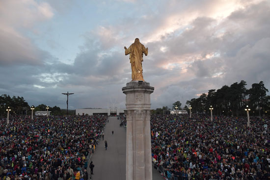 آلاف البرتغاليين فى انتظار قدوم البابا فرنسيس فى مزار سيدة فاتيما
