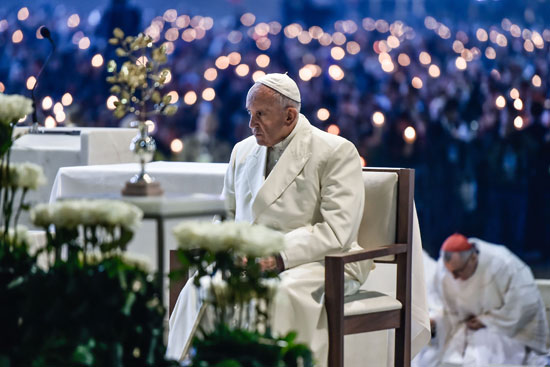 البابا وسط حشد من المسيحيين فى البرتغال