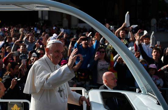 البابا فرنسيس يسير وسط الحشود بسيارته
