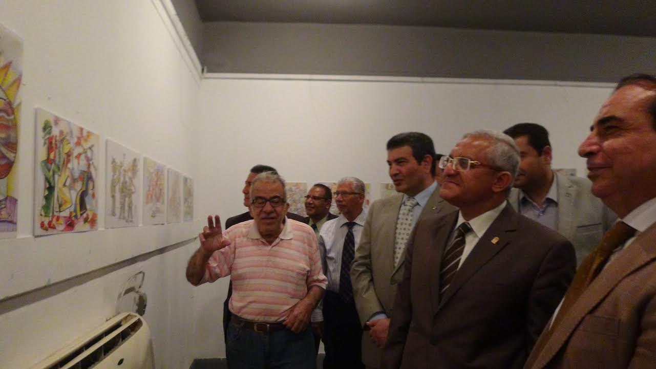 رئيس جامعة المنيا يتابع الاعمال المشاركة فى المعرض
