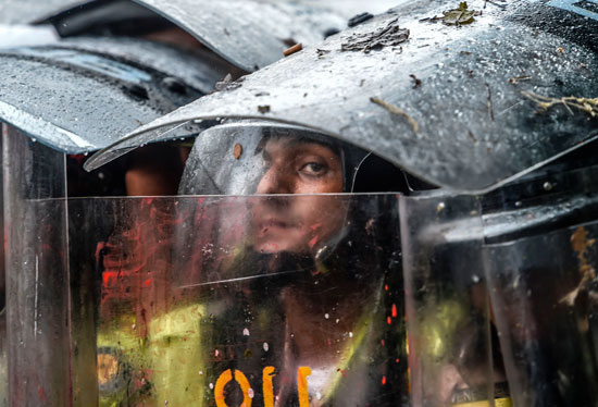 حالة من الترقب والخوف فى عيون قوات الامن الفنزويلى