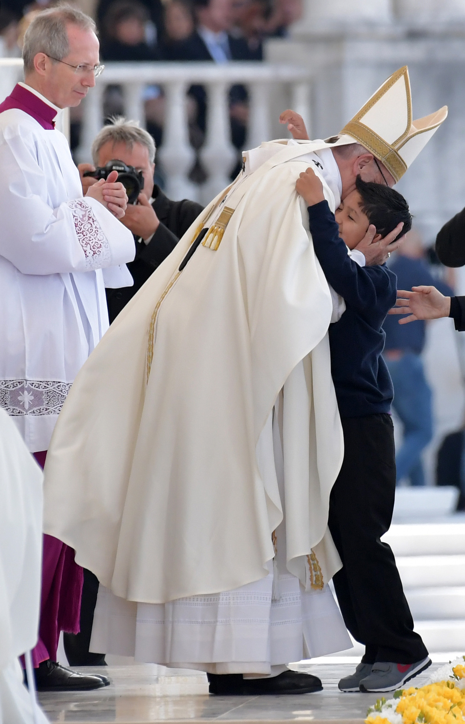 طفل يعانق بابا الفاتيكان وسط حالة من الفرحة والود