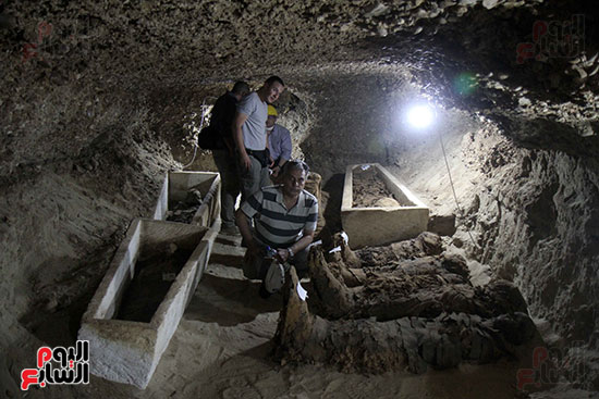 اكتشاف أول مقبرة فى تاريخ مصر الوسطى تضم 18 مومياء بالمنيا (38)
