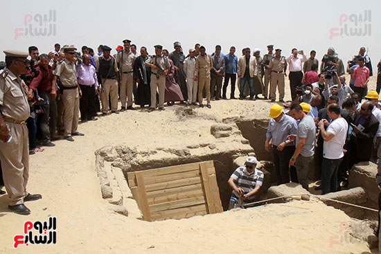 اكتشاف أول مقبرة فى تاريخ مصر الوسطى تضم 18 مومياء بالمنيا (33)