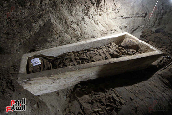 اكتشاف أول مقبرة فى تاريخ مصر الوسطى تضم 18 مومياء بالمنيا (12)