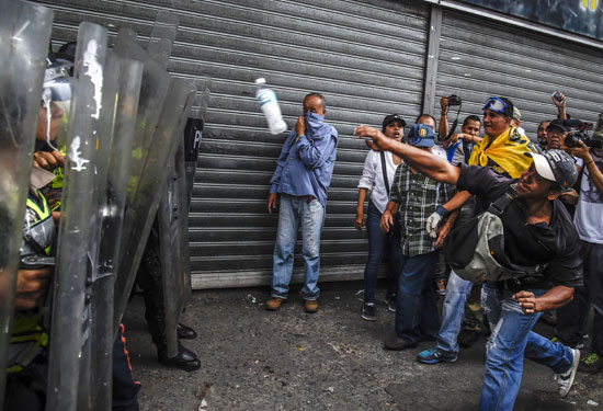 بداية المواجهات بين المحتجين وقوات الأمن فى فنزويلا