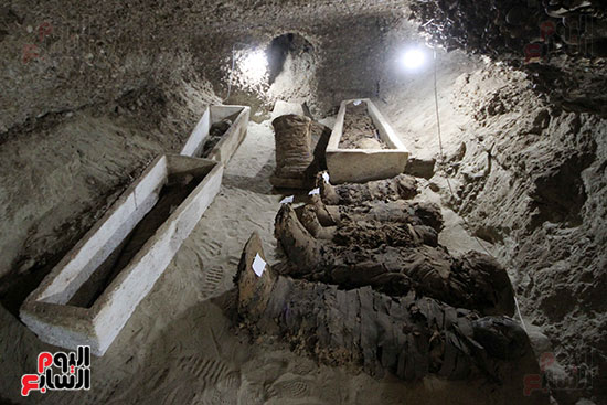 اكتشاف أول مقبرة فى تاريخ مصر الوسطى تضم 18 مومياء بالمنيا (16)