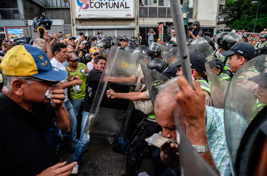 رجل يعتدى على أحد أفراد الشرطة فى فنزويلا