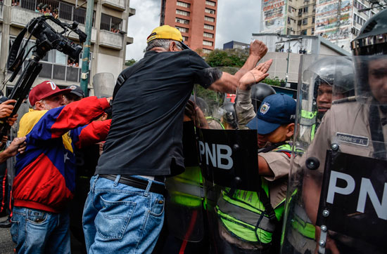 رجل كبير فى السن يعتدى على قوات الأمن الفنزويلى