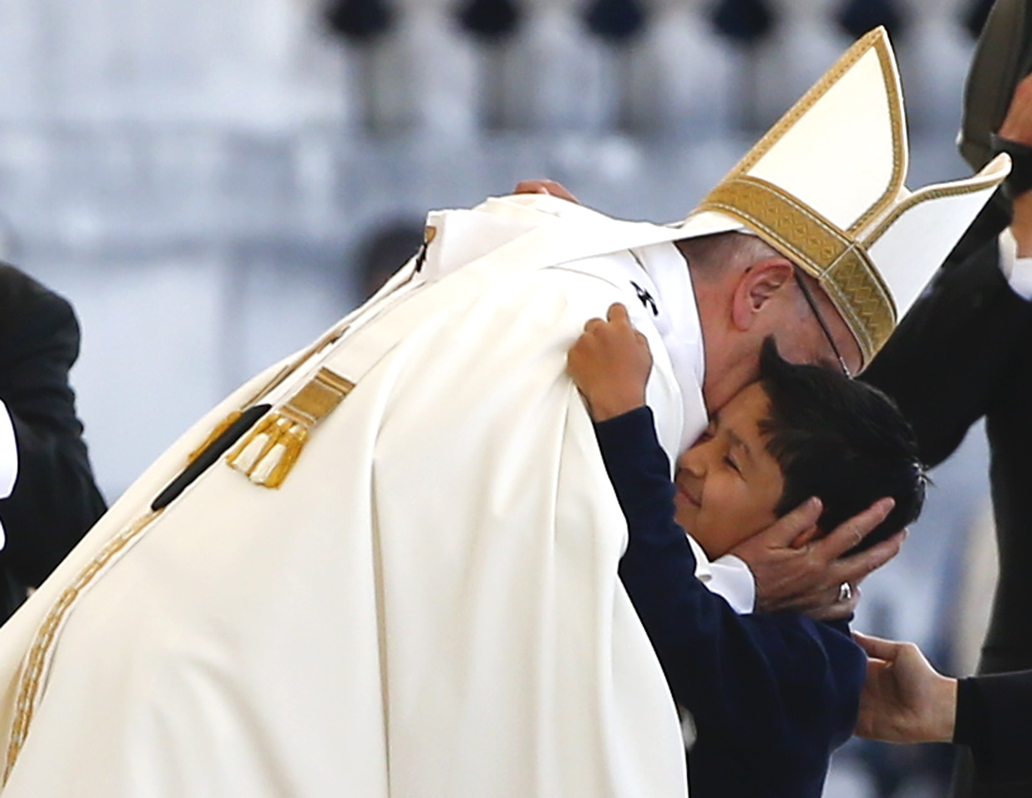 طفل يتعلق بالبابا ويحتضنه قبل قداس ظهور العذراء فى البرتغال
