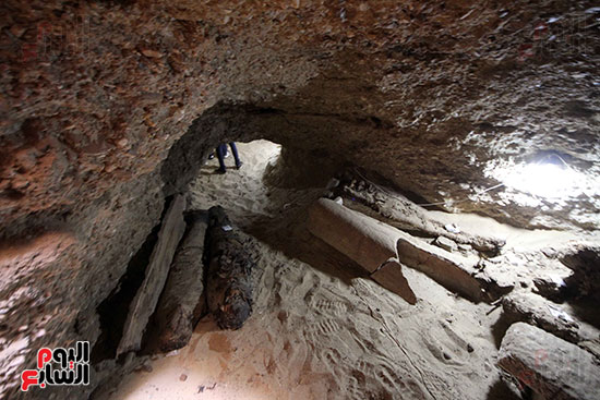 اكتشاف أول مقبرة فى تاريخ مصر الوسطى تضم 18 مومياء بالمنيا (28)