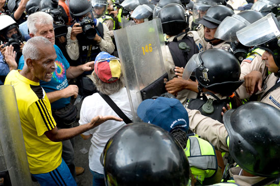 الاجداد يثورون ضد رئيس فنزويلا