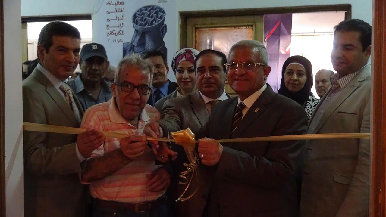رئيس جامعة المنيا يفتتح المعرض
