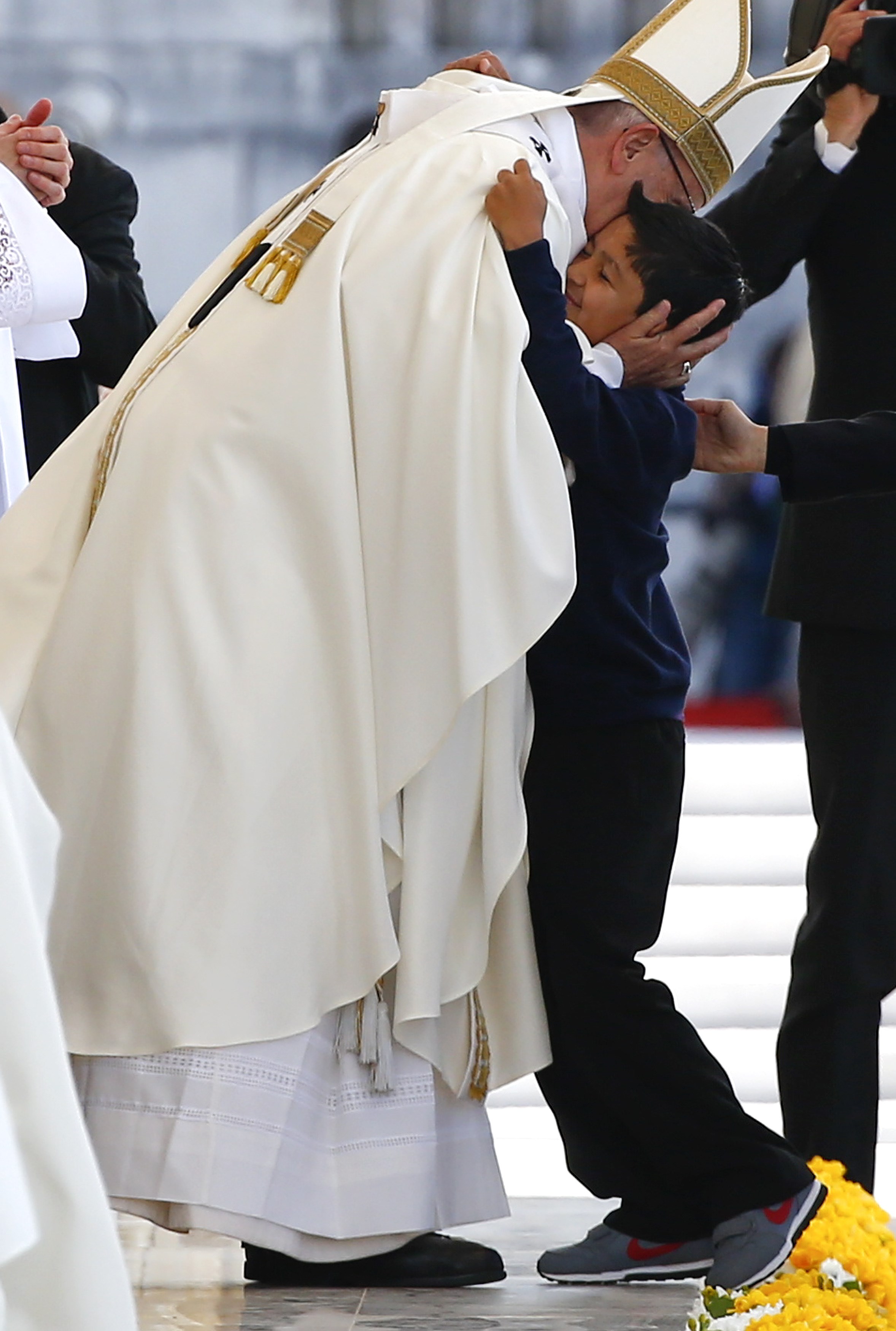 بابا الفاتيكان يقبل طفل أثناء قداس فاتيما فى البرتغال